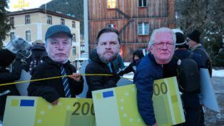 Ativistas usam máscaras do CEO da Rheinmetall, Armin Papperger, do vice-presidente dos Estados Unidos, JD Vance, e do CEO da Tesla, Elon Musk, durante protesto antes da abertura do Fórum Econômico Mundial