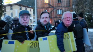 Ativistas usam máscaras do CEO da Rheinmetall, Armin Papperger, do vice-presidente dos Estados Unidos, JD Vance, e do CEO da Tesla, Elon Musk, durante protesto antes da abertura do Fórum Econômico Mundial