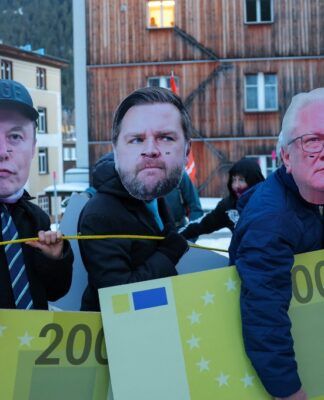 Ativistas usam máscaras do CEO da Rheinmetall, Armin Papperger, do vice-presidente dos Estados Unidos, JD Vance, e do CEO da Tesla, Elon Musk, durante protesto antes da abertura do Fórum Econômico Mundial