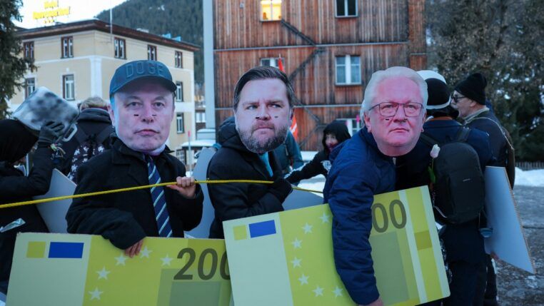 Ativistas usam máscaras do CEO da Rheinmetall, Armin Papperger, do vice-presidente dos Estados Unidos, JD Vance, e do CEO da Tesla, Elon Musk, durante protesto antes da abertura do Fórum Econômico Mundial