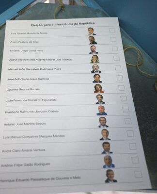 Uma cédula de votação para a eleição presidencial em uma seção eleitoral, em Lisboa