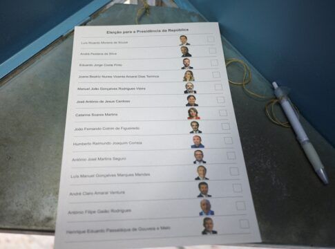 Uma cédula de votação para a eleição presidencial em uma seção eleitoral, em Lisboa