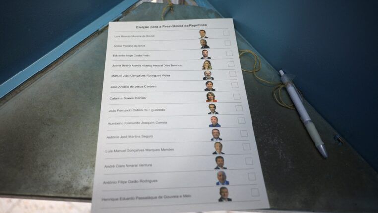 Uma cédula de votação para a eleição presidencial em uma seção eleitoral, em Lisboa