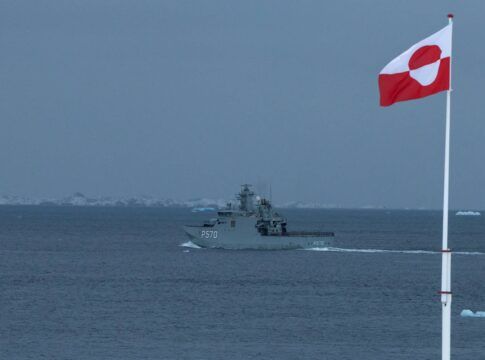 Navio militar dinamarquês faz patrulha na Groenlândia