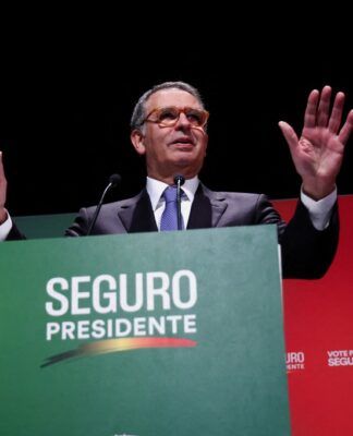 O candidato do Partido Socialista à Presidência de Portugal, António José Seguro, discursa após liderar o primeiro turno da eleição presidencial portuguesa, em Caldas da Rainha