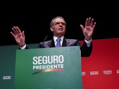 O candidato do Partido Socialista à Presidência de Portugal, António José Seguro, discursa após liderar o primeiro turno da eleição presidencial portuguesa, em Caldas da Rainha