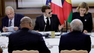 O presidente da França, Emmanuel Macron, faz um gesto durante reunião sobre a Nova Caledônia no Palácio do Eliseu, em Paris, em 19/01/2026.