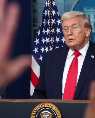 O presidente dos Estados Unidos, Donald Trump, fala durante coletiva de imprensa na Casa Branca, ao completar um ano de seu segundo mandato