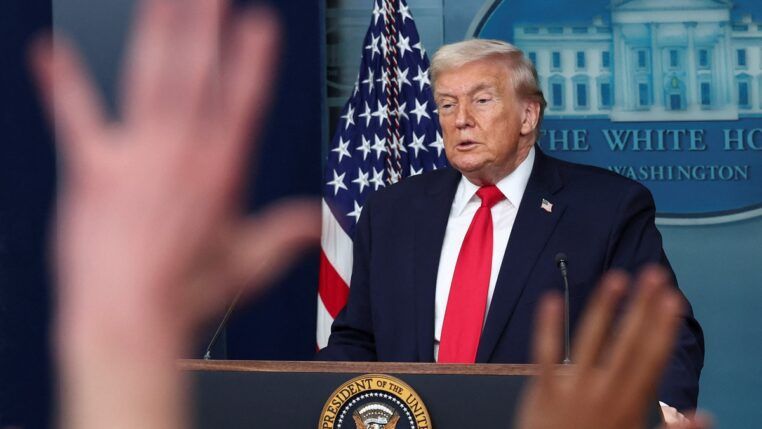 O presidente dos Estados Unidos, Donald Trump, fala durante coletiva de imprensa na Casa Branca, ao completar um ano de seu segundo mandato