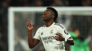 Vinicius Junior, do Real Madrid, comemora o quinto gol da equipe contra o Monaco
