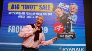 Michael O’Leary, CEO da Ryanair, posa em frente a uma tela que satiriza Elon Musk antes de entrevista coletiva sobre o embate com o bilionári