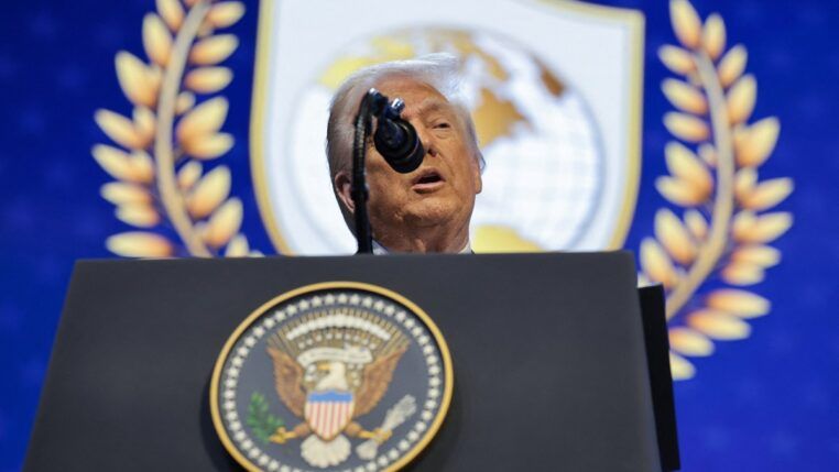 O presidente dos Estados Unidos, Donald Trump, discursa durante o anúncio da carta de criação do Conselho de Paz