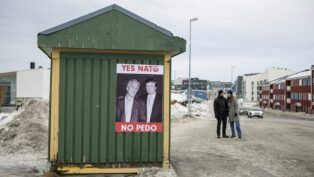 cartaz com imagens do presidente dos Estados Unidos, Donald Trump, e de Jeffrey Epstein colado em um ponto de ônibus em Nuuk, na Groenlândia