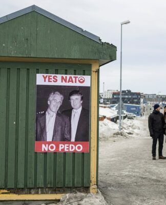cartaz com imagens do presidente dos Estados Unidos, Donald Trump, e de Jeffrey Epstein colado em um ponto de ônibus em Nuuk, na Groenlândia