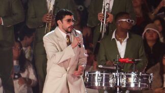 O cantor porto-riquenho Bad Bunny se apresenta durante show da turnê “DeBÍ TiRAR MáS FOToS World Tour”, na Cidade do México