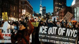 Pessoas marcham em protesto contra o ICE durante o “National Shutdown”, dia nacional de paralisação com suspensão de aulas, trabalho e consumo, em Nova York