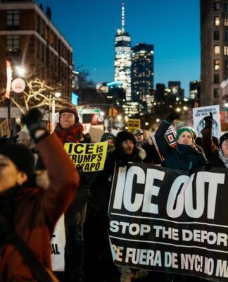 Pessoas marcham em protesto contra o ICE durante o “National Shutdown”, dia nacional de paralisação com suspensão de aulas, trabalho e consumo, em Nova York