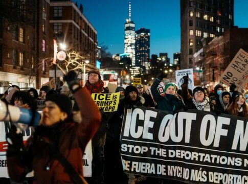 Pessoas marcham em protesto contra o ICE durante o “National Shutdown”, dia nacional de paralisação com suspensão de aulas, trabalho e consumo, em Nova York