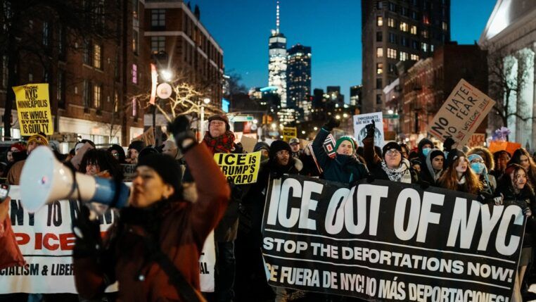 Pessoas marcham em protesto contra o ICE durante o “National Shutdown”, dia nacional de paralisação com suspensão de aulas, trabalho e consumo, em Nova York