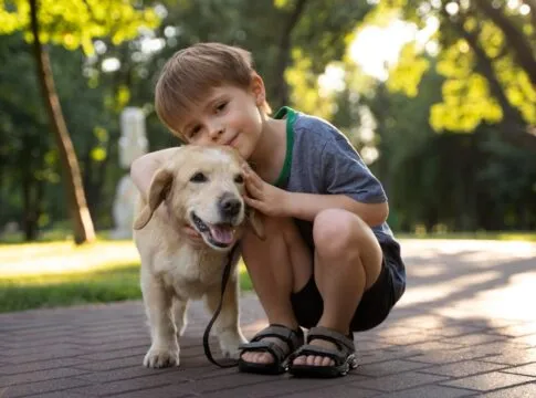 Cachorro com criança em parque