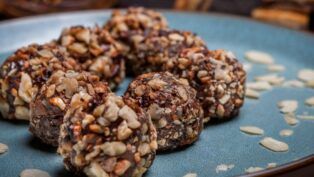 Biscoitos de pistache de vista lateral na bandeja redonda.