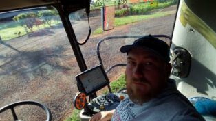 Foto de Alcir Joelson Wandscheer em trator, divulgada em seu Facebook