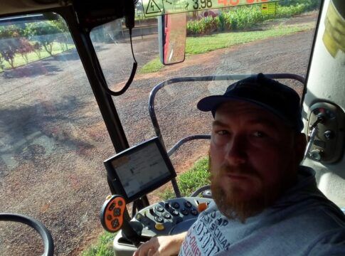 Foto de Alcir Joelson Wandscheer em trator, divulgada em seu Facebook