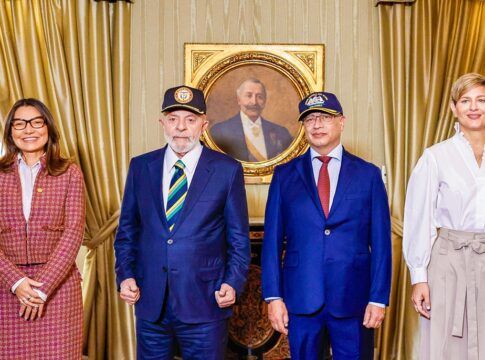 Os presidentes Lula e Gustavo Petro e as respectivas primeiras-damas (Janja e Verónica Alcocer) durante encontro em Bogotá, em abril de 2024