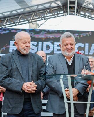 O presidente Luiz Inácio Lula da Silva participa de cerimônia do Minha Casa, Minha Vida em Porto Alegre (RS), ao lado do governador Eduardo Leite, do presidente da Caixa, Carlos Teixeira, e do ministro Paulo Pimenta