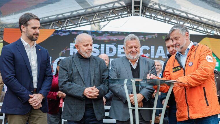 O presidente Luiz Inácio Lula da Silva participa de cerimônia do Minha Casa, Minha Vida em Porto Alegre (RS), ao lado do governador Eduardo Leite, do presidente da Caixa, Carlos Teixeira, e do ministro Paulo Pimenta