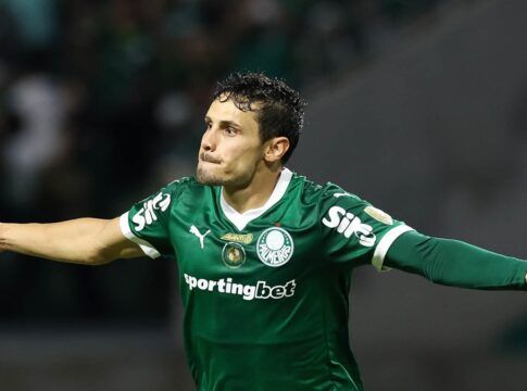 Raphael Veiga celebra gol do Palmeiras