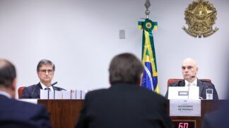 Jair Bolsonaro no interrogatório dos réus da trama golpista, sob olhares de Alexandre de Moraes e Paulo Gonet