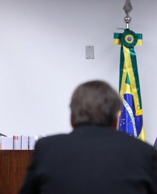 Jair Bolsonaro no interrogatório dos réus da trama golpista, sob olhares de Alexandre de Moraes e Paulo Gonet