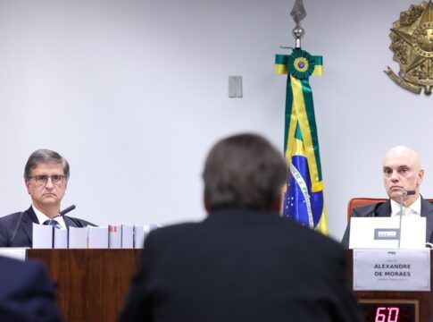 Jair Bolsonaro no interrogatório dos réus da trama golpista, sob olhares de Alexandre de Moraes e Paulo Gonet
