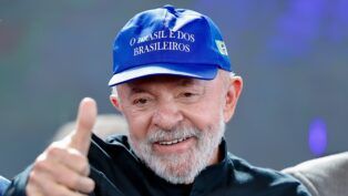 Lula com o boné "O Brasil é dos brasileiros"