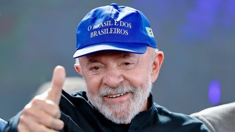 Lula com o boné "O Brasil é dos brasileiros"