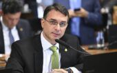 O senador Flávio Bolsonaro em discurso na CCJ