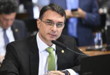 O senador Flávio Bolsonaro em discurso na CCJ