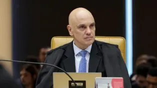 Alexandre de Moraes sentado em sua cadeira do STF
