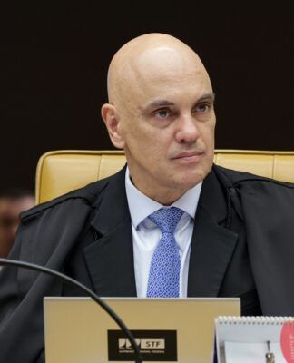 Alexandre de Moraes sentado em sua cadeira do STF