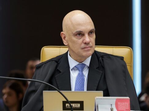Alexandre de Moraes sentado em sua cadeira do STF