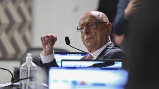 O senador Esperidião Amin sentado à bancada da Comissão de Constituição, Justiça e Cidadania