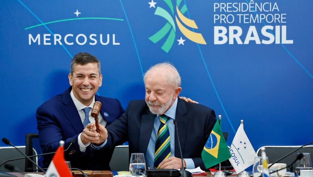 Lula passa a presidência pró-tempore do Mercosul para o presidente paraguaio Santiago Peña em cerimônia realizada em Foz do Iguaçu