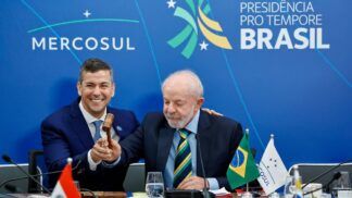 Lula passa a presidência pró-tempore do Mercosul para o presidente paraguaio Santiago Peña em cerimônia realizada em Foz do Iguaçu