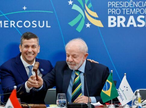 Lula passa a presidência pró-tempore do Mercosul para o presidente paraguaio Santiago Peña em cerimônia realizada em Foz do Iguaçu