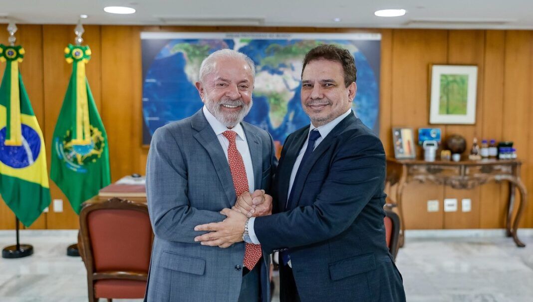 O presidente Lula cumprimenta Wellington César Lima e Silva, novo ministro da Justiça