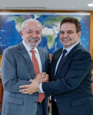O presidente Lula cumprimenta Wellington César Lima e Silva, novo ministro da Justiça