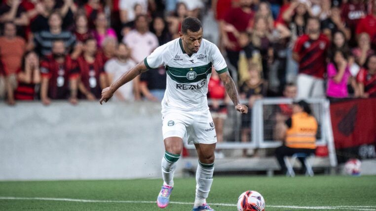 Jogador do Coritiba na Arena da Baixada