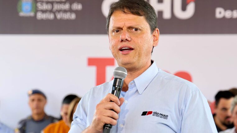 Tarcísio de Freitas durante entrega de Unidades Habitacionais CDHU - São José da Bela Vista/SP