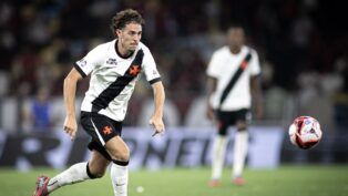 Jogador do Vasco conduz a bola